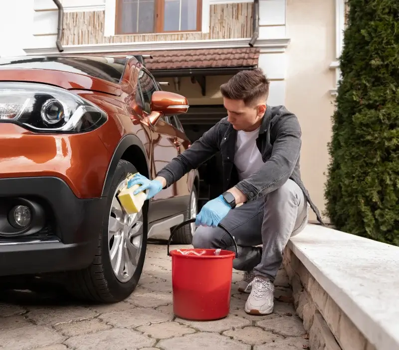 Lavage auto à domicile Routot : professionnel intervenant sur un véhicule